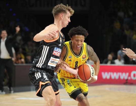 Tobias Jensen, Rejean Boogie Ellis am Ball Zweikampf Spielszene Aktion Basketball BBL Pokal Herren Achtelfinale Saison 2025 2026 19.10.2025 ALBA Berlin vs ratiopharm Ulm