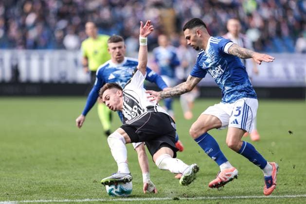 Como 1907 v Juventus FC - Serie A The contrast between Francisco Conceicao of Juventus FC and Lucas Da Cunha of Como 1907 occurs during the Serie A football match between Como 1907 and Juventus FC in Como, Italy, on October 19, 2025, at Stadio Giuseppe Sinigaglia. Como Italy  Copyright: xEmanuelexComincinix originalFilename:comincini-como1907251019_npAhM.jpg