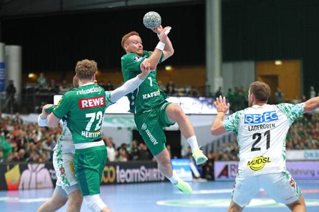 Handball DAIKIN HBL: SC DHfK Leipzig - SC Magdeburg; 19.10.2025 Tomas Piroch (7, SC DHfK Leipzig) in der Luft. Handball, DAIKIN HBL, 1. Bundesliga, Saison 2025 2026, 9. Spieltag: SC DHfK Leipzig vs. SC Magdeburg am 19.10.2025 in der Quarterback Immobilien Arena Leipzig. Copyright: xBEAUTIFULxSPORTS JanxKaeferx