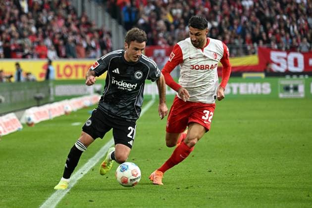 19.10.2025, xjhx, Fussball 1.Bundesliga, SC Freiburg - Eintracht Frankfurt v.l. Mario Götze Goetze (Eintracht Frankfurt) Vincenzo Grifo (SC Freiburg) Zweikampf, Aktion, action, battle for the ball (DFL DFB REGULATIONS PROHIBIT ANY USE OF PHOTOGRAPHS as IMAGE SEQUENCES and or QUASI-VIDEO) Freiburg
