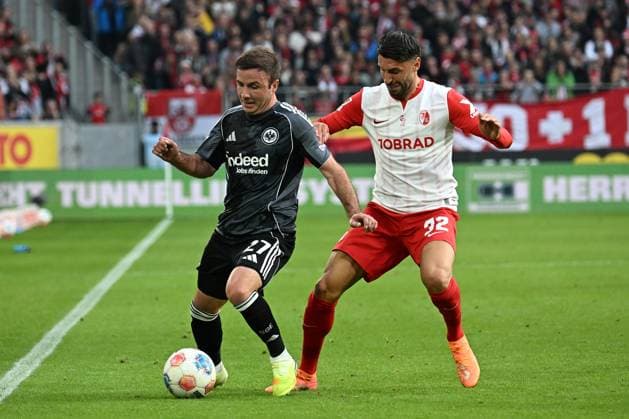 19.10.2025, xjhx, Fussball 1.Bundesliga, SC Freiburg - Eintracht Frankfurt v.l. Mario Götze Goetze (Eintracht Frankfurt) Vincenzo Grifo (SC Freiburg) Zweikampf, Aktion, action, battle for the ball (DFL DFB REGULATIONS PROHIBIT ANY USE OF PHOTOGRAPHS as IMAGE SEQUENCES and or QUASI-VIDEO) Freiburg