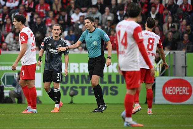 19.10.2025, xjhx, Fussball 1.Bundesliga, SC Freiburg - Eintracht Frankfurt v.l. Arthur Theate (Eintracht Frankfurt) Schiedsrichter Referee Deniz Aytekin (DFL DFB REGULATIONS PROHIBIT ANY USE OF PHOTOGRAPHS as IMAGE SEQUENCES and or QUASI-VIDEO) Freiburg