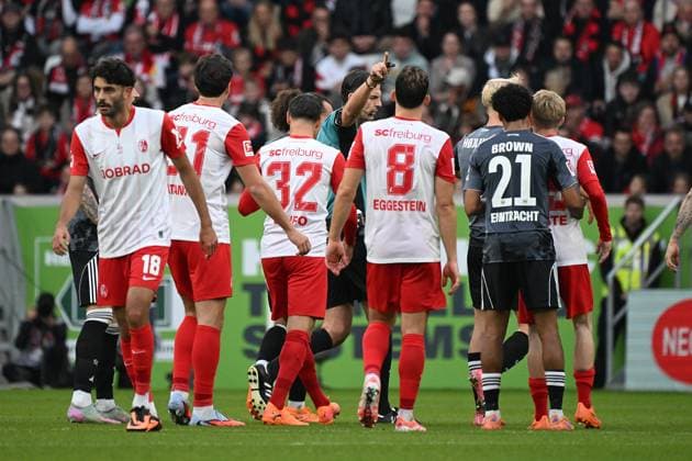 19.10.2025, xjhx, Fussball 1.Bundesliga, SC Freiburg - Eintracht Frankfurt v.l. Vincenzo Grifo (SC Freiburg) Schiedsrichter Referee Deniz Aytekin Maximilian Eggestein (SC Freiburg) Nathaniel Brown (Eintracht Frankfurt) (DFL DFB REGULATIONS PROHIBIT ANY USE OF PHOTOGRAPHS as IMAGE SEQUENCES and or QUASI-VIDEO) Freiburg