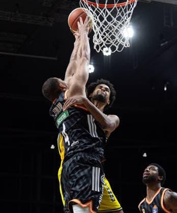 Basketball, Herren, Saison 2025 2026, BBL Pokal (Achtelfinale), Alba Berlin - ratiopharm Ulm, v.l. Christopher Ledlum (Ulm), Norris Agbakoko (Alba), 19.10.2025, Copyright: xSebastianxRäppold MatthiasxKochx