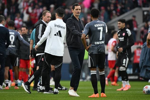 19.10.2025, xjhx, Fussball 1.Bundesliga, SC Freiburg - Eintracht Frankfurt v.l. Trainer Dino Toppmöller Toppmoeller (Eintracht Frankfurt) Ansgar Knauff (Eintracht Frankfurt) (DFL DFB REGULATIONS PROHIBIT ANY USE OF PHOTOGRAPHS as IMAGE SEQUENCES and or QUASI-VIDEO) Freiburg