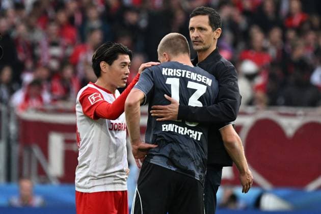 19.10.2025, xjhx, Fussball 1.Bundesliga, SC Freiburg - Eintracht Frankfurt v.l. Yuito Suzuki (SC Freiburg) Rasmus Kristensen (Eintracht Frankfurt) Trainer Dino Toppmöller Toppmoeller (Eintracht Frankfurt) (DFL DFB REGULATIONS PROHIBIT ANY USE OF PHOTOGRAPHS as IMAGE SEQUENCES and or QUASI-VIDEO) Freiburg