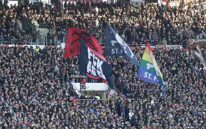Pauli Fanblock mit Fahnen Fussball, 1.BL, Saison 2025 2026, Herren, FC St.Pauli gegen TSG 1899 Hoffenheim DFL REGULATIONS PROHIBIT ANY USE OF PHOTOGRAPHS AS IMAGE SEQUENCES AND OR QUASI-VIDEO.