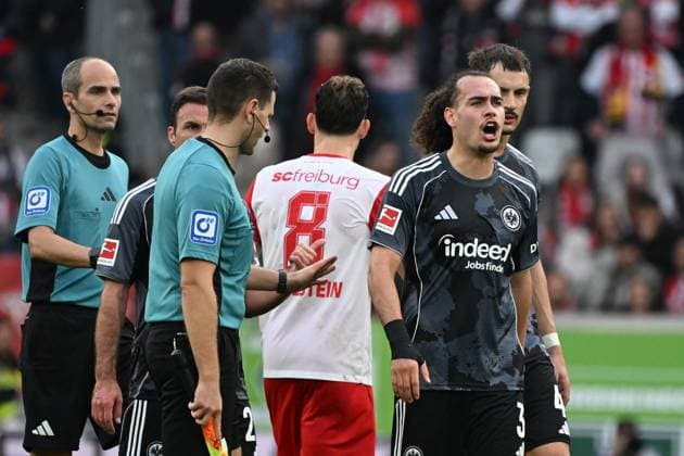19.10.2025, xjhx, Fussball 1.Bundesliga, SC Freiburg - Eintracht Frankfurt v.l. Mario Götze Goetze (Eintracht Frankfurt) Maximilian Eggestein (SC Freiburg) Arthur Theate (Eintracht Frankfurt) Robin Koch (Eintracht Frankfurt) (DFL DFB REGULATIONS PROHIBIT ANY USE OF PHOTOGRAPHS as IMAGE SEQUENCES and or QUASI-VIDEO) Freiburg