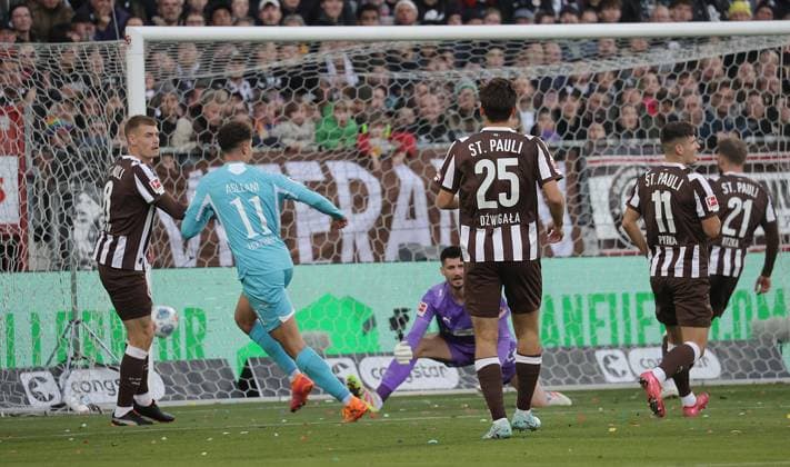 Fisnik Asllani (TSG Hoffenheim) tor zaehlt nicht Fussball, 1.BL, Saison 2025 2026, Herren, FC St.Pauli gegen TSG 1899 Hoffenheim DFL REGULATIONS PROHIBIT ANY USE OF PHOTOGRAPHS AS IMAGE SEQUENCES AND OR QUASI-VIDEO.