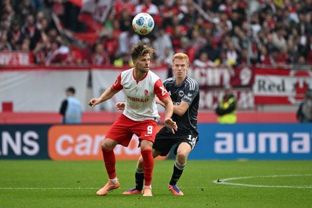 19.10.2025, xjhx, Fussball 1.Bundesliga, SC Freiburg - Eintracht Frankfurt v.l. Lucas Hoeler (SC Freiburg) Hugo Larsson (Eintracht Frankfurt) Zweikampf, Aktion, action, battle for the ball (DFL DFB REGULATIONS PROHIBIT ANY USE OF PHOTOGRAPHS as IMAGE SEQUENCES and or QUASI-VIDEO) Freiburg