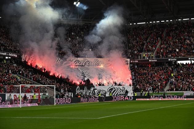 19.10.2025, xjhx, Fussball 1.Bundesliga, SC Freiburg - Eintracht Frankfurt v.l. Fans Eintracht Frankfurt, Stimmung, Schals, zuenden Pyrotechnik, Benglos, Rauch, Nebel, Feuerwerk (DFL DFB REGULATIONS PROHIBIT ANY USE OF PHOTOGRAPHS as IMAGE SEQUENCES and or QUASI-VIDEO) Freiburg