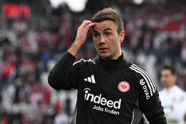 19.10.2025, xjhx, Fussball 1.Bundesliga, SC Freiburg - Eintracht Frankfurt v.l. Mario Götze Goetze (Eintracht Frankfurt) Enttäuscht, traurig, frustriert (DFL DFB REGULATIONS PROHIBIT ANY USE OF PHOTOGRAPHS as IMAGE SEQUENCES and or QUASI-VIDEO) Freiburg