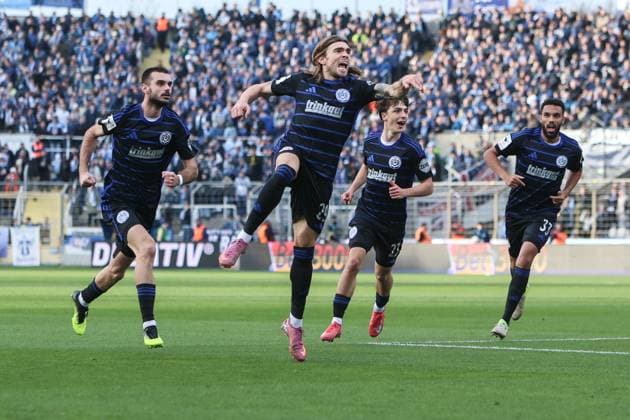 Fussball, 3.Liga Saison 2025 2026 11.Spieltag TSV 1860 München - MSV Duisburg 19.10.2025, Stadion an der Grünwalder Str. Torjubel MSV Duisburg nach dem Tor zum 1-1 Ausgleich durch Joshua Bitter (MSV Duisburg, 29) die Spieler freuen sich München Städt. Stadion an der Grünwalder Str. Bayern Deutschland