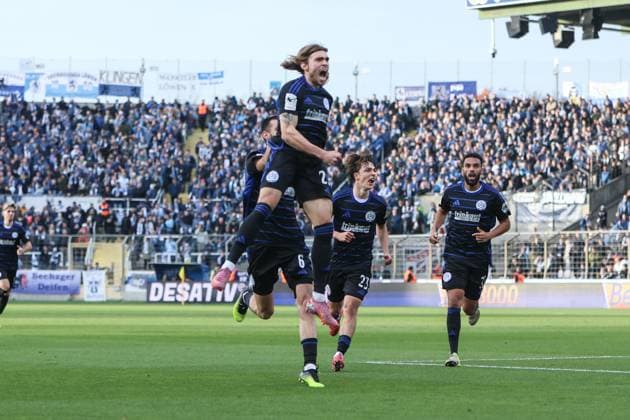 Fussball, 3.Liga Saison 2025 2026 11.Spieltag TSV 1860 München - MSV Duisburg 19.10.2025, Stadion an der Grünwalder Str. Torjubel MSV Duisburg nach dem Tor zum 1-1 Ausgleich durch Joshua Bitter (MSV Duisburg, 29) die Spieler freuen sich München Städt. Stadion an der Grünwalder Str. Bayern Deutschland