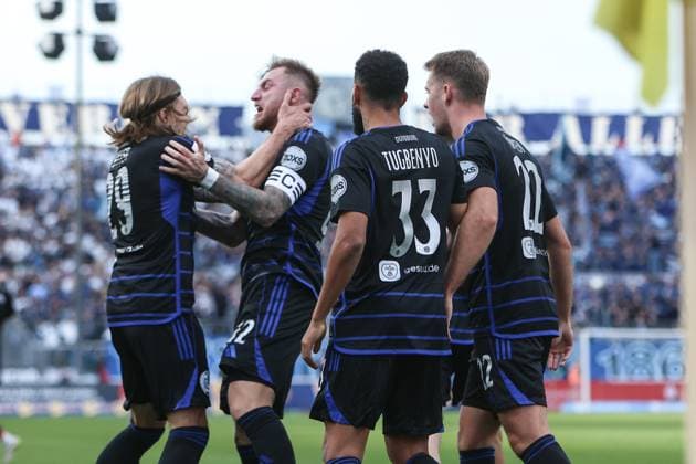 Fussball, 3.Liga Saison 2025 2026 11.Spieltag TSV 1860 München - MSV Duisburg 19.10.2025, Stadion an der Grünwalder Str. Torjubel MSV Duisburg nach dem Tor zum 1-1 Ausgleich durch Joshua Bitter (MSV Duisburg, 29) die Spieler freuen sich München Städt. Stadion an der Grünwalder Str. Bayern Deutschland