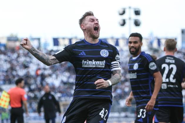 Fussball, 3.Liga Saison 2025 2026 11.Spieltag TSV 1860 München - MSV Duisburg 19.10.2025, Stadion an der Grünwalder Str. Torjubel MSV Duisburg nach dem Tor zum 1-1 Ausgleich durch Joshua Bitter (MSV Duisburg, 29), Alexander Hahn (MSV Duisburg, 42) freut sich München Städt. Stadion an der Grünwalder Str. Bayern Deutschland