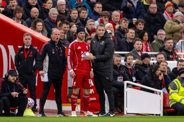 Football - FA Premier League - Liverpool FC v Manchester United, ManU FC LIVERPOOL, ENGLAND - Sunday, October 19, 2025: Liverpool s Alexis Mac Allister waiting to come on after recieving treatment during the FA Premier League match between Liverpool FC and Manchester United FC at Anfield. (Photo by David Rawcliffe Propaganda) LIVERPOOL Anfield MERSEYSIDE ENGLAND  Copyright: xDavidxRawcliffex P2025-10-19-Liverpool_Man_Utd-21