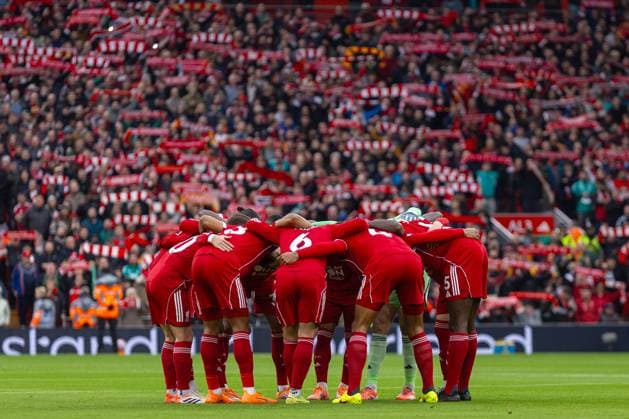 Football - FA Premier League - Liverpool FC v Manchester United, ManU FC LIVERPOOL, ENGLAND - Sunday, October 19, 2025: Liverpool s players form a pre-match huddle before the FA Premier League match between Liverpool FC and Manchester United FC at Anfield. (Photo by David Rawcliffe Propaganda) LIVERPOOL Anfield MERSEYSIDE ENGLAND  Copyright: xDavidxRawcliffex P2025-10-19-Liverpool_Man_Utd-23