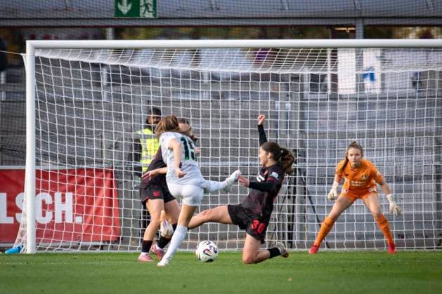 Frauen Fußball-Bundesliga; Bayer 04 Leverkusen - VfL Wolgsburg, 19.10.2025 Janou Levels (VfL Wolfsburg, 15) zieht ab, Torhüterin Anne Moll (Bayer 04 Leverkusen, 34) wartet auf den Ball; Bayer 04 Leverkusen - VfL Wolgsburg an Spieltag 7 der Google Pixel Frauen-Bundesliga am 19.10.2025 im Ulrich-Haberland-Stadion in Leverkusen (Nordrhein-Westfalen). DFL REGULATIONS PROHIBIT ANY USE OF PHOTOGRAPHS AS IMAGE SEQUENCES AND OR QUASI-VIDEO. Copyright: xBEAUTIFULxSPORTS AxelxKohringx