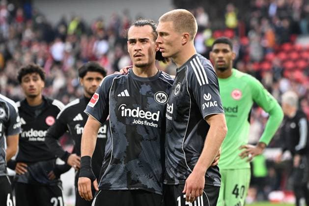 19.10.2025, xjhx, Fussball 1.Bundesliga, SC Freiburg - Eintracht Frankfurt v.l. Arthur Theate (Eintracht Frankfurt) Rasmus Kristensen (Eintracht Frankfurt) (DFL DFB REGULATIONS PROHIBIT ANY USE OF PHOTOGRAPHS as IMAGE SEQUENCES and or QUASI-VIDEO) Freiburg