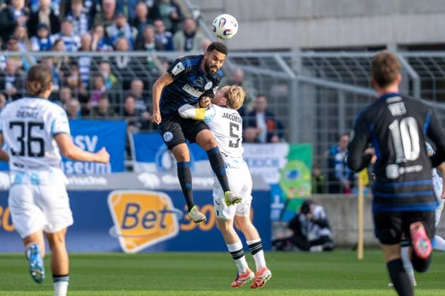 Jesse Edem Tugbenyo 33 (MSV Duisburg), Kopfball, im Zweikampf mit Thore Jacobson 5 (TSV 1860 Muenchen), TSV 1860 Muenchen vs. MSV Duisburg, 3. Liga, 11. Spieltag, 19.10.2025 DFB regulations prohibit any use of photographs as image sequences and or quasi-video Muenchen Bayern Deutschland