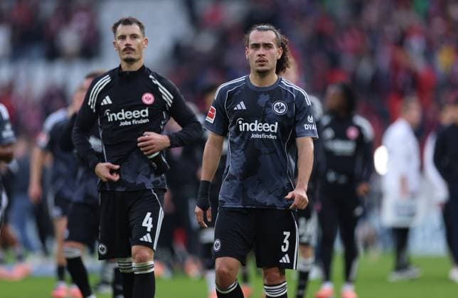 19.10.2025, Fussball Bundesliga, SC Freiburg - Eintracht Frankfurt, v.l., Robin Koch (Eintracht Frankfurt), Arthur Theate (Eintracht Frankfurt) enttaeuscht, enttaeuscht schauend, dissapointed, traurig, frustiert, frust, gefrustet DFL DFB REGULATIONS PROHIBIT ANY USE OF PHOTOGRAPHS AS IMAGE SEQUENCES AND OR QUASI-VIDEO. xdcx Copyright: HMBxMedia Claus
