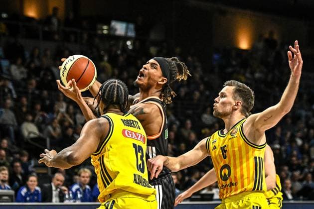 19.10.2025, xlakx, Basketball easyCredit BBL Pokal Achtelfinale, Alba Berlin - Ratiopharm Ulm v.l. J Wan Roberts (Alba Berlin), Bryce Brown (Ratiophram Ulm), Martin Hermannsson (Alba Berlin) Zweikampf, Duell, Kampf, tackle Berlin