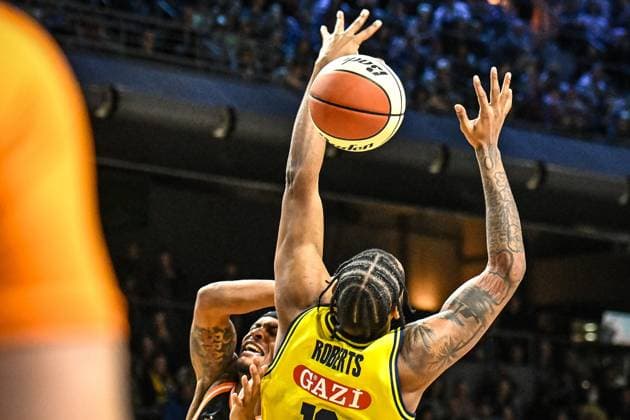 19.10.2025, xlakx, Basketball easyCredit BBL Pokal Achtelfinale, Alba Berlin - Ratiopharm Ulm v.l. Bryce Brown (Ratiophram Ulm), J Wan Roberts (Alba Berlin) Zweikampf, Duell, Kampf, tackle Berlin