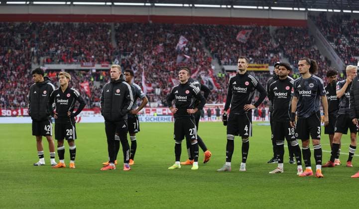 19.10.2025, Fussball Bundesliga, SC Freiburg - Eintracht Frankfurt, v.l., Can Uzun (Eintracht Frankfurt), Ritsu Doan (Eintracht Frankfurt), Jonathan Burkardt (Eintracht Frankfurt), Mario Götze (Eintracht Frankfurt), Robin Koch (Eintracht Frankfurt), Mahmoud Dahoud (Eintracht Frankfurt), Arthur Theate (Eintracht Frankfurt) enttaeuscht, enttaeuscht schauend, dissapointed, traurig, frustiert, frust, gefrustet DFL DFB REGULATIONS PROHIBIT ANY USE OF PHOTOGRAPHS AS IMAGE SEQUENCES AND OR QUASI-VIDEO. xdcx Copyright: HMBxMedia Claus