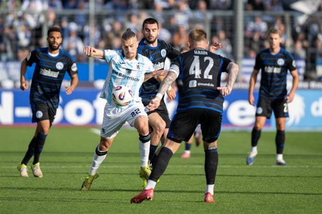 Sigurd Haugen 22 (TSV 1860 Muenchen) im Zweikampf mit Rasim Bulic 6 (MSV Duisburg), TSV 1860 Muenchen vs. MSV Duisburg, 3. Liga, 11. Spieltag, 19.10.2025 DFB regulations prohibit any use of photographs as image sequences and or quasi-video Muenchen Bayern Deutschland
