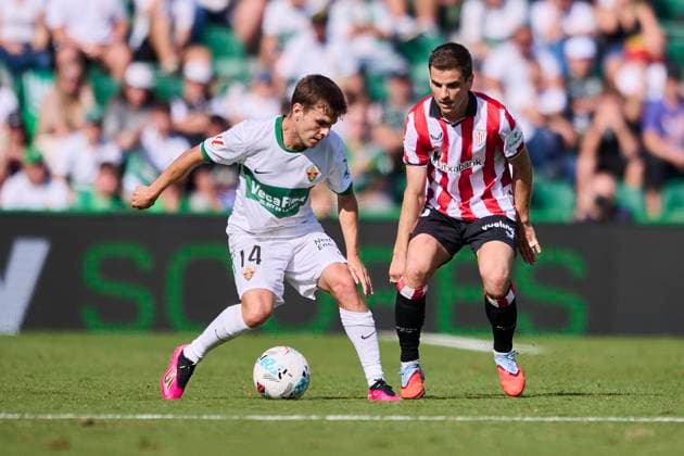 October 19, 2025, Elche, Alicante, Spain: Aleix Febas of Elche CF competes for the ball with Inigo Ruiz de Galarreta of Athletic Club de Bilbao during the Spanish League, LaLiga EA Sports, football match played between Elche CF and Athletic Club Bilbao at Estadio Manuel Martinez Valero on October 19, 2025 in Elche, Alicante, Spain. Elche Spain - ZUMAa181 20251019_zaa_a181_084 Copyright: xFranciscoxMaciax