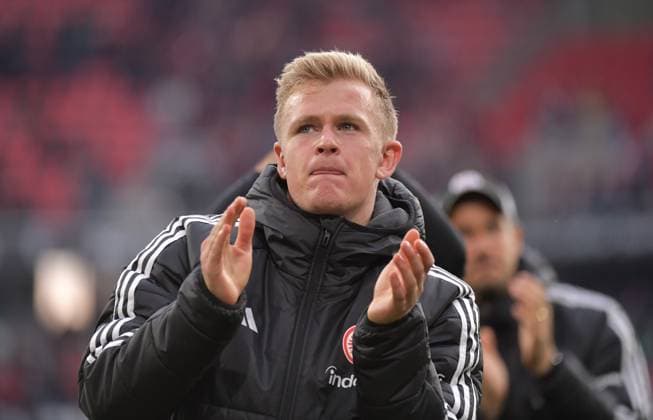 19.10.2025, xblx, Fussball 1.Bundesliga, SC Freiburg - Eintracht Frankfurt v.l. Jonathan Burkhardt (Eintracht Frankfurt), bedankt bedanken sich bei den Fans (DFL DFB REGULATIONS PROHIBIT ANY USE OF PHOTOGRAPHS as IMAGE SEQUENCES and or QUASI-VIDEO) Freiburg
