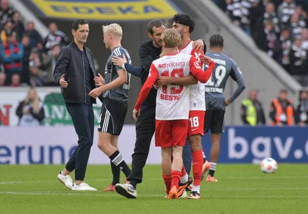 19.10.2025, xblx, Fussball 1.Bundesliga, SC Freiburg - Eintracht Frankfurt v.l. Trainer Dino Toppmoeller Toppmöller (Eintracht Frankfurt), Oscar Hojlund (Eintracht Frankfurt), Trainer Julian Schuster (SC Freiburg), Niklas Beste (SC Freiburg), Eren Dinkci (SC Freiburg), Stress nach em Spiel (DFL DFB REGULATIONS PROHIBIT ANY USE OF PHOTOGRAPHS as IMAGE SEQUENCES and or QUASI-VIDEO) Freiburg