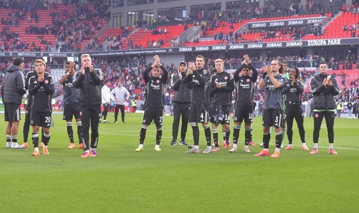 19.10.2025, xblx, Fussball 1.Bundesliga, SC Freiburg - Eintracht Frankfurt v.l. Eintracht bedankt bedanken sich bei den Fans (DFL DFB REGULATIONS PROHIBIT ANY USE OF PHOTOGRAPHS as IMAGE SEQUENCES and or QUASI-VIDEO) Freiburg