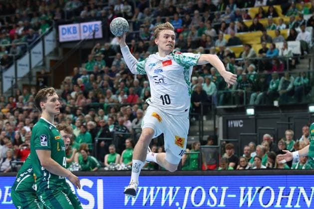 19.10.2025, xtgx, Handball, Daikin HBL, SC DHfK Leipzig - SC Magdeburg v.l. Gisli Thorgeir Kristjansson (Magdeburg, 10) wirft Tor, Torschuetze, erzielt Tor, Treffer, scores the goal Leipzig