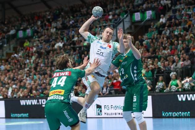 19.10.2025, xtgx, Handball, Daikin HBL, SC DHfK Leipzig - SC Magdeburg v.l. Felix Claar (Magdeburg, 7) wirft Tor, Torschuetze, erzielt Tor, Treffer, scores the goal Leipzig