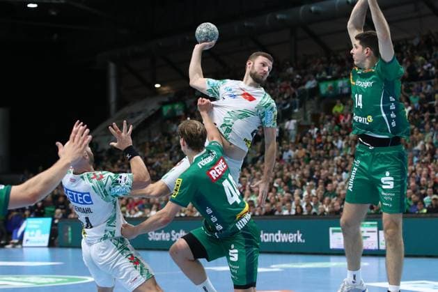 19.10.2025, xtgx, Handball, Daikin HBL, SC DHfK Leipzig - SC Magdeburg v.l. Philipp Weber (Magdeburg, 20) wirft Tor, Torschuetze, erzielt Tor, Treffer, scores the goal Leipzig