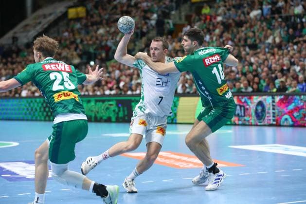 19.10.2025, xtgx, Handball, Daikin HBL, SC DHfK Leipzig - SC Magdeburg v.l. Felix Claar (Magdeburg, 7), Marko Mamic (Leipzig, 14) Zweikampf, Duell, Kampf, tackle Leipzig