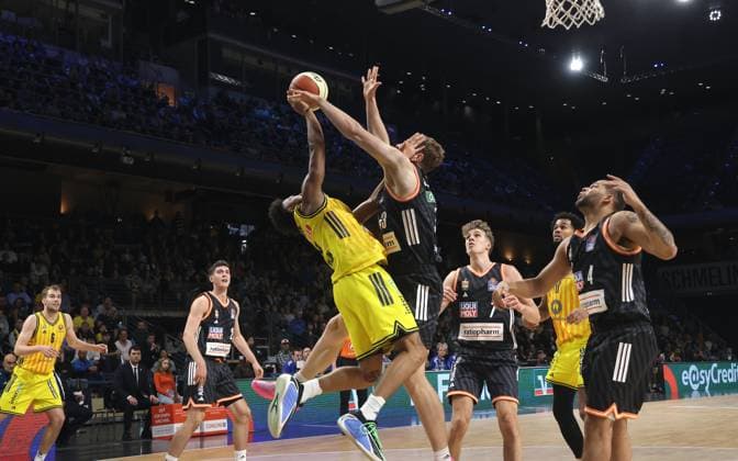 Rejean Boogie Ellis am Ball, Christian Sengfelder Zweikampf Spielszene Aktion Basketball BBL Pokal Herren Achtelfinale Saison 2025 2026 19.10.2025 ALBA Berlin vs ratiopharm Ulm