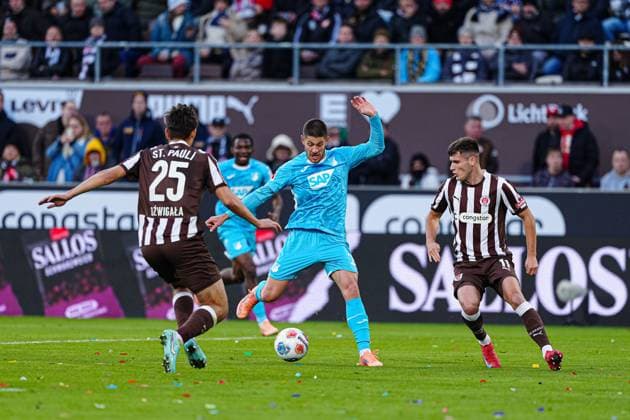 Adam Dzwigala (FC St. Pauli, 25), Andrej Kramaric (TSG 1899 Hoffenheim, 27), Arkadiusz Pyrka (FC St. Pauli, 11) GER, FC St. Pauli vs. TSG 1899 Hoffenheim, Fussball, 1. Bundesliga, Spieltag 7, Saison 2025 2026, 19.10.2025 DFL REGULATIONS PROHIBIT ANY USE OF PHOTOGRAPHS AS IMAGE SEQUENCES AND OR QUASI-VIDEO GER, FC St. Pauli vs. TSG 1899 Hoffenheim, Fussball, 1. Bundesliga, Spieltag 7, Saison 2025 2026, 19.10.2025 Hamburg Copyright: xEibner-Pressefoto MarcelxvonxFehrnx EP_MFN