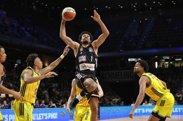 Rejean Boogie Ellis, Len Schoormann am Ball, Norris Agbakoko Zweikampf Spielszene Aktion Basketball BBL Pokal Herren Achtelfinale Saison 2025 2026 19.10.2025 ALBA Berlin vs ratiopharm Ulm