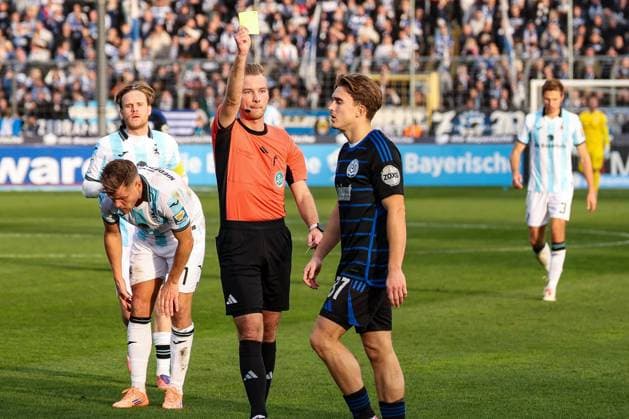 Gelbe Karte von Referee Schiedsrichter Martin Wilke an Patrick Sussek 37 (MSV Duisburg), TSV 1860 Muenchen vs. MSV Duisburg, DFL, Dritte Liga, Saison 2025 2026, Stadion an der Gruenwalder Strasse, Hinrunde, 11. Spieltag, 19.10.2025 DFB regulations prohibit any use of photographs as image sequences and or quasi-video Muenchen Bayern Deutschland