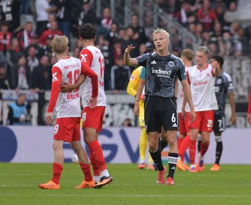19.10.2025, xblx, Fussball 1.Bundesliga, SC Freiburg - Eintracht Frankfurt v.l. Niklas Beste (SC Freiburg), Eren Dinkci (SC Freiburg), Oscar Hojlund (Eintracht Frankfurt), Stress nach dem Spiel (DFL DFB REGULATIONS PROHIBIT ANY USE OF PHOTOGRAPHS as IMAGE SEQUENCES and or QUASI-VIDEO) Freiburg