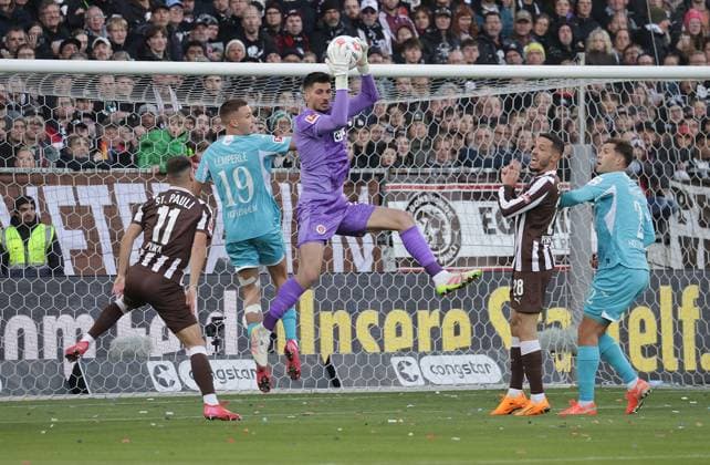 Torhueter Nikola Vasilj (FC St. Pauli) vor Tim Lemperle (TSG Hoffenheim) Fussball, 1.BL, Saison 2025 2026, Herren, FC St.Pauli gegen TSG 1899 Hoffenheim DFL REGULATIONS PROHIBIT ANY USE OF PHOTOGRAPHS AS IMAGE SEQUENCES AND OR QUASI-VIDEO.