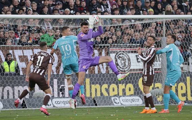 Torhueter Nikola Vasilj (FC St. Pauli) vor Tim Lemperle (TSG Hoffenheim) Fussball, 1.BL, Saison 2025 2026, Herren, FC St.Pauli gegen TSG 1899 Hoffenheim DFL REGULATIONS PROHIBIT ANY USE OF PHOTOGRAPHS AS IMAGE SEQUENCES AND OR QUASI-VIDEO.
