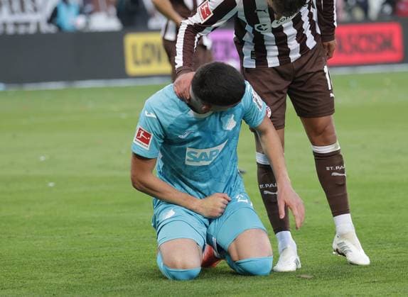verletzung an der hand Albian Hajdari (TSG Hoffenheim) Fussball, 1.BL, Saison 2025 2026, Herren, FC St.Pauli gegen TSG 1899 Hoffenheim DFL REGULATIONS PROHIBIT ANY USE OF PHOTOGRAPHS AS IMAGE SEQUENCES AND OR QUASI-VIDEO.