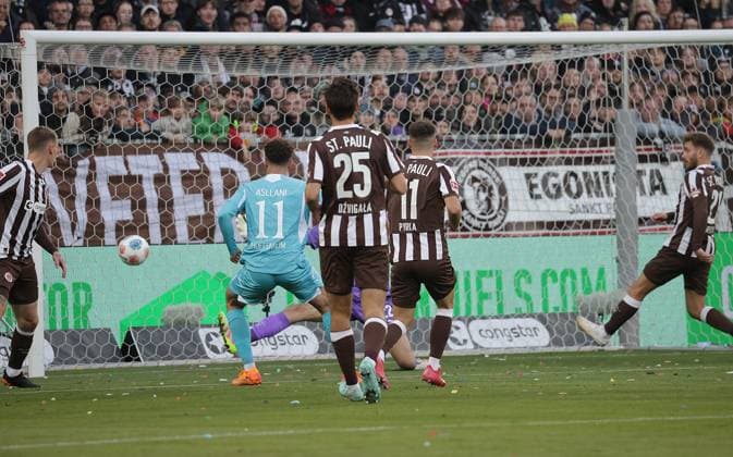 Fisnik Asllani (TSG Hoffenheim) erzielt ein tor, wurde aberkannt Fussball, 1.BL, Saison 2025 2026, Herren, FC St.Pauli gegen TSG 1899 Hoffenheim DFL REGULATIONS PROHIBIT ANY USE OF PHOTOGRAPHS AS IMAGE SEQUENCES AND OR QUASI-VIDEO.