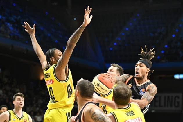 19.10.2025, xlakx, Basketball easyCredit BBL Pokal Achtelfinale, Alba Berlin - Ratiopharm Ulm v.l. J Wan Roberts (Alba Berlin),Martin Hermannsson (Alba Berlin),Bryce Brown (Ratiophram Ulm) Zweikampf, Duell, Kampf, tackle Berlin