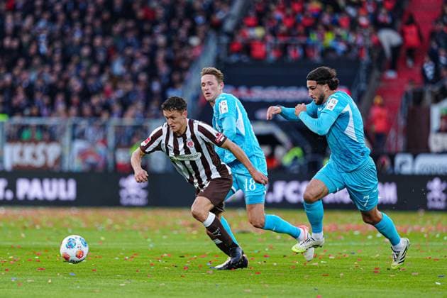 Martijn Kaars (FC St. Pauli, 19), Leon Avdullahu (TSG 1899 Hoffenheim, 07) GER, FC St. Pauli vs. TSG 1899 Hoffenheim, Fussball, 1. Bundesliga, Spieltag 7, Saison 2025 2026, 19.10.2025 DFL REGULATIONS PROHIBIT ANY USE OF PHOTOGRAPHS AS IMAGE SEQUENCES AND OR QUASI-VIDEO GER, FC St. Pauli vs. TSG 1899 Hoffenheim, Fussball, 1. Bundesliga, Spieltag 7, Saison 2025 2026, 19.10.2025 Hamburg Copyright: xEibner-Pressefoto MarcelxvonxFehrnx EP_MFN