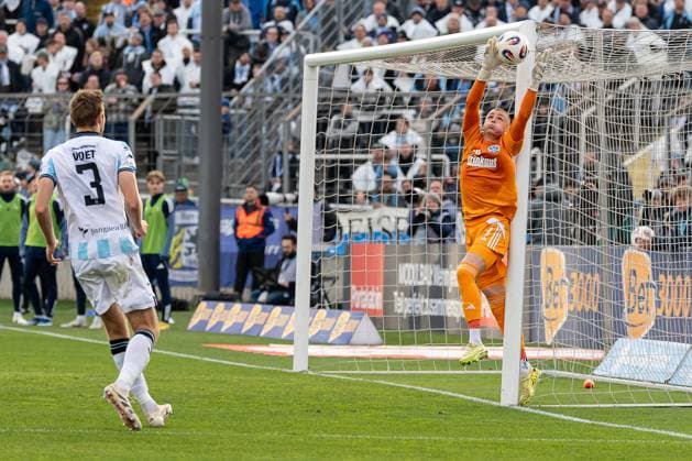 Maximilian Braune (Torwart, MSV Duisburg, 01) fischt einen Ball herunter, davor Siemen Voet (TSV 1860 Muenchen, 03) GER, TSV 1860 Muenchen vs. MSV Duisburg, Fussball, 3. Bundesliga, 11. Spieltag, Saison 2025 2026, 19.10.2025. (DFL DFB REGULATIONS PROHIBIT ANY USE OF PHOTOGRAPHS as IMAGE SEQUENCES and or QUASI-VIDEO). GER, TSV 1860 Muenchen vs. MSV Duisburg, Fussball, 3. Bundesliga, 11. Spieltag, Saison 2025 2026, 19.10.2025. Muenchen Copyright: xEibner-Pressefoto HeikexFeinerx EP_HFR